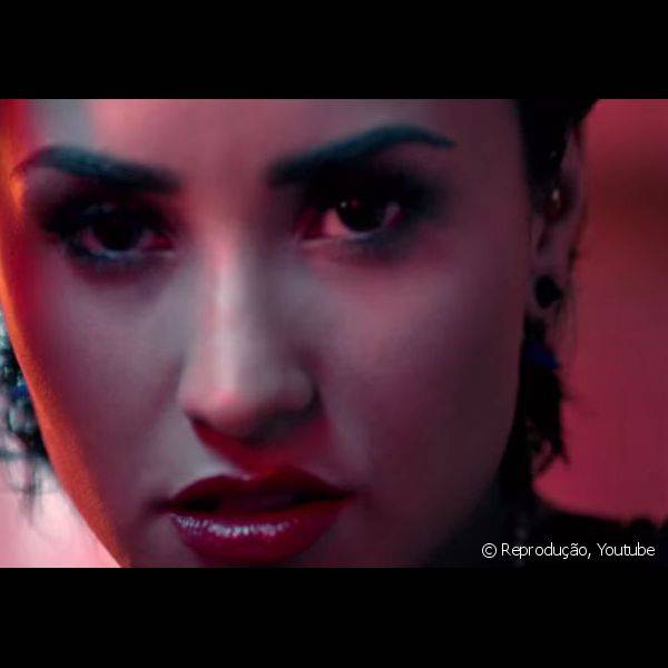 Lábios marcantes ganharam destaque no clipe do single 'Cool for the Summer' da cantora Demi Lovato
